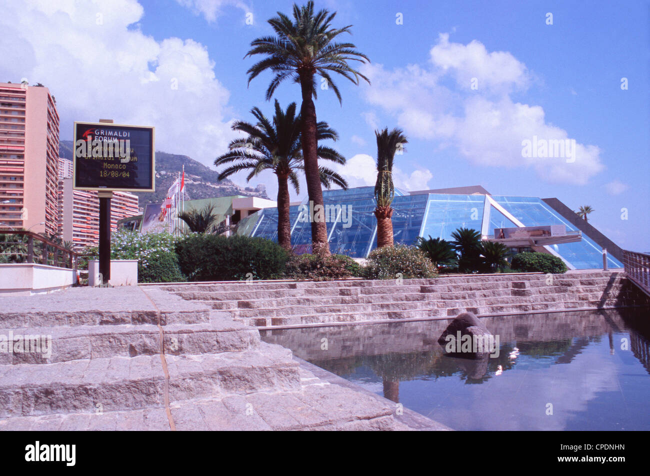 Image de la Grimaldi Forum - un centre de congrès, salle de concert et un espace multi-fonctionnel dans la Principauté de Monaco Banque D'Images