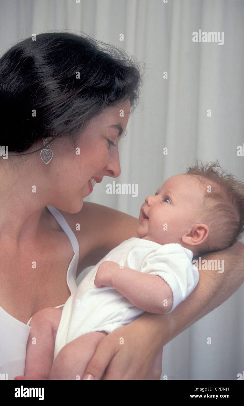 Jeune maman et bébé Banque D'Images