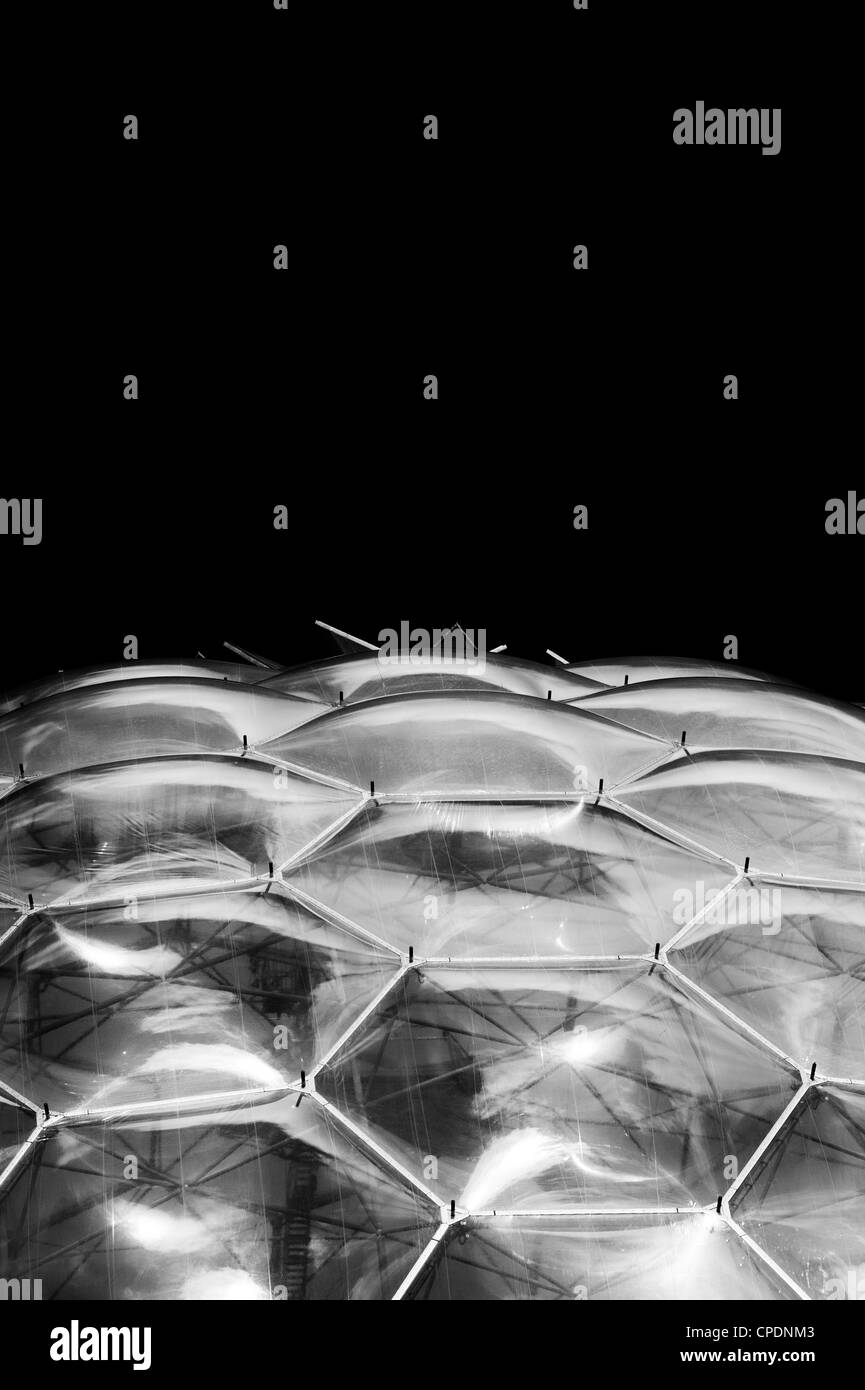 Eden Project biomes résumé. Monochrome avec filtre rouge, Cornwall, Angleterre Banque D'Images