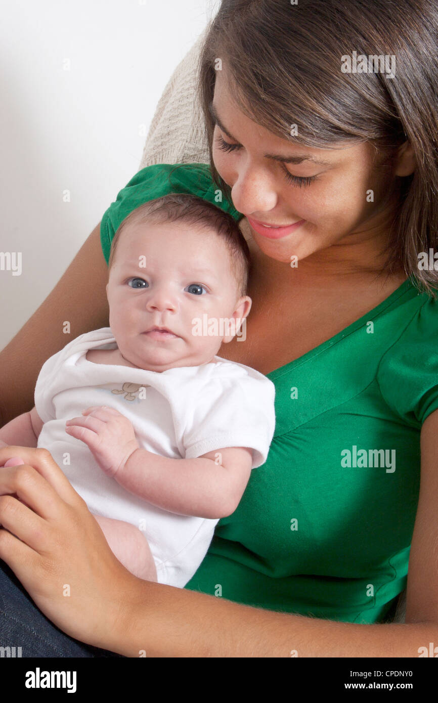 Jeune maman et bébé Banque D'Images