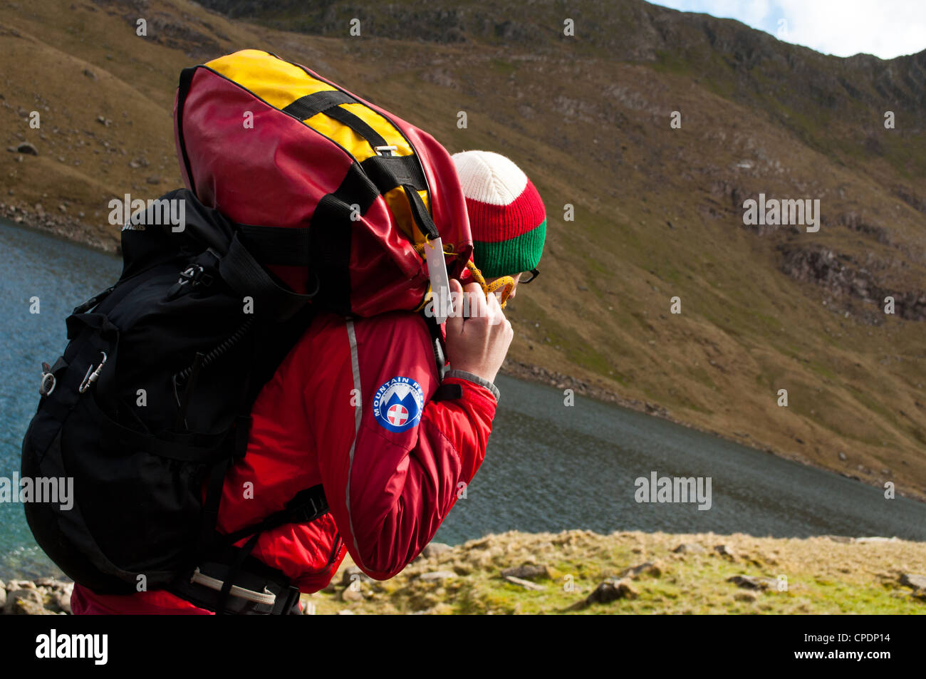 Les membres de l'équipe de secours en montagne Aberglaslyn partez à la recherche de blessés Walker sur le mont Snowdon, avec de lourdes charges de kit de secours Banque D'Images