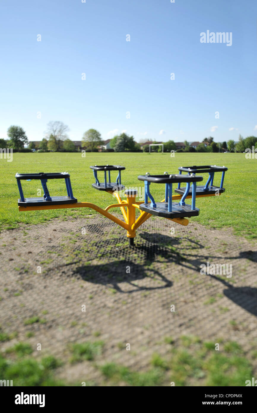 Parc de jeux pour enfants vide avec rond-point de vue étrange, effrayant, inquiétant, toylike Banque D'Images