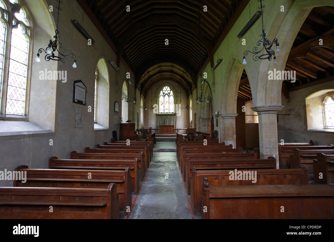 Bancs d'église et de l'allée à l'église Saint Pierre et Saint Paul, Shernborne, Norfolk, Angleterre, Royaume-Uni. Banque D'Images