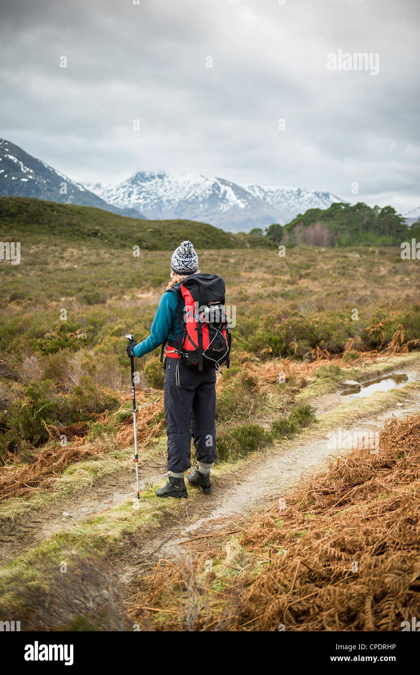 Walker marche autour de Glen Affric, Glen Affric, Highlands, Scotland, UK Banque D'Images