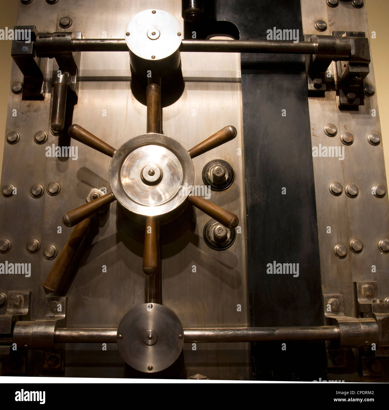 Porte d'un coffre-fort dans une chambre forte Banque D'Images