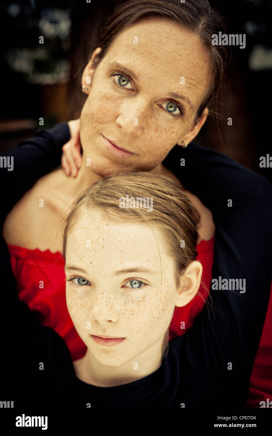 Piscine close up of mother and daughter à pensivement l'appareil photo. Banque D'Images