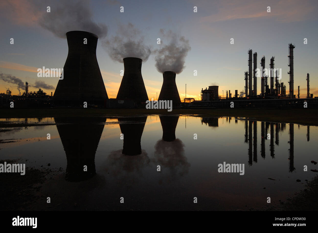 Les tours de refroidissement, des cheminées, et de raffinerie usine pétrochimique énoncés contre un ciel du soir, Falkirk, Ecosse, Royaume-Uni Banque D'Images
