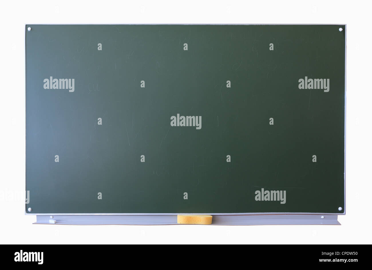 Tableau noir et des craies vide isolé Banque D'Images