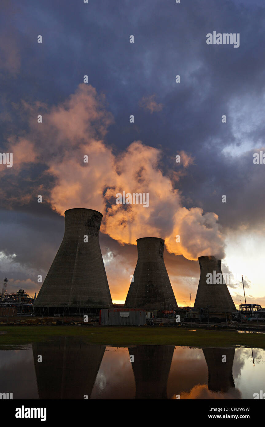 Les tours de refroidissement, des cheminées, et de raffinerie usine pétrochimique énoncés contre un ciel du soir, Falkirk, Ecosse, Royaume-Uni Banque D'Images