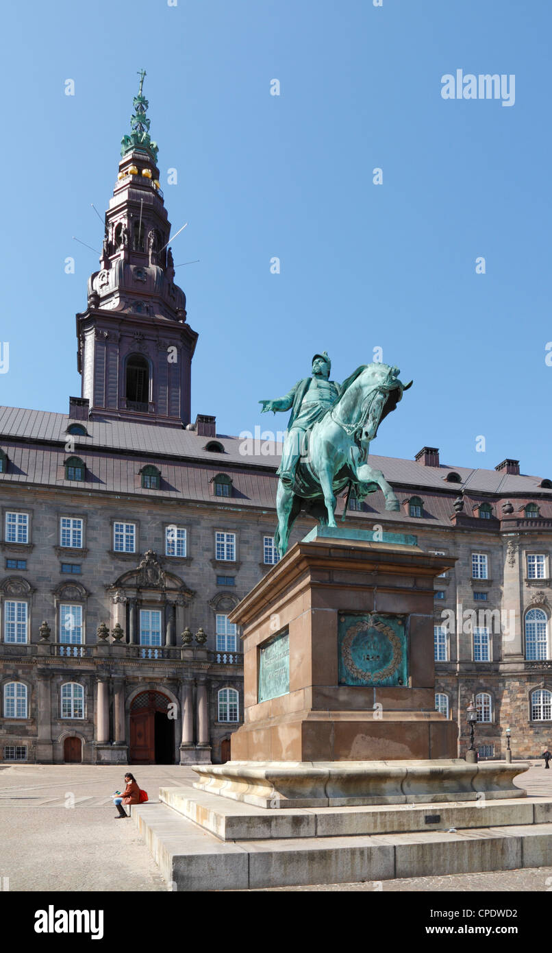 Le palais de Christianborg Palace square et avec la statue équestre. Le bâtiment du parlement danois à Copenhague, Danemark Banque D'Images