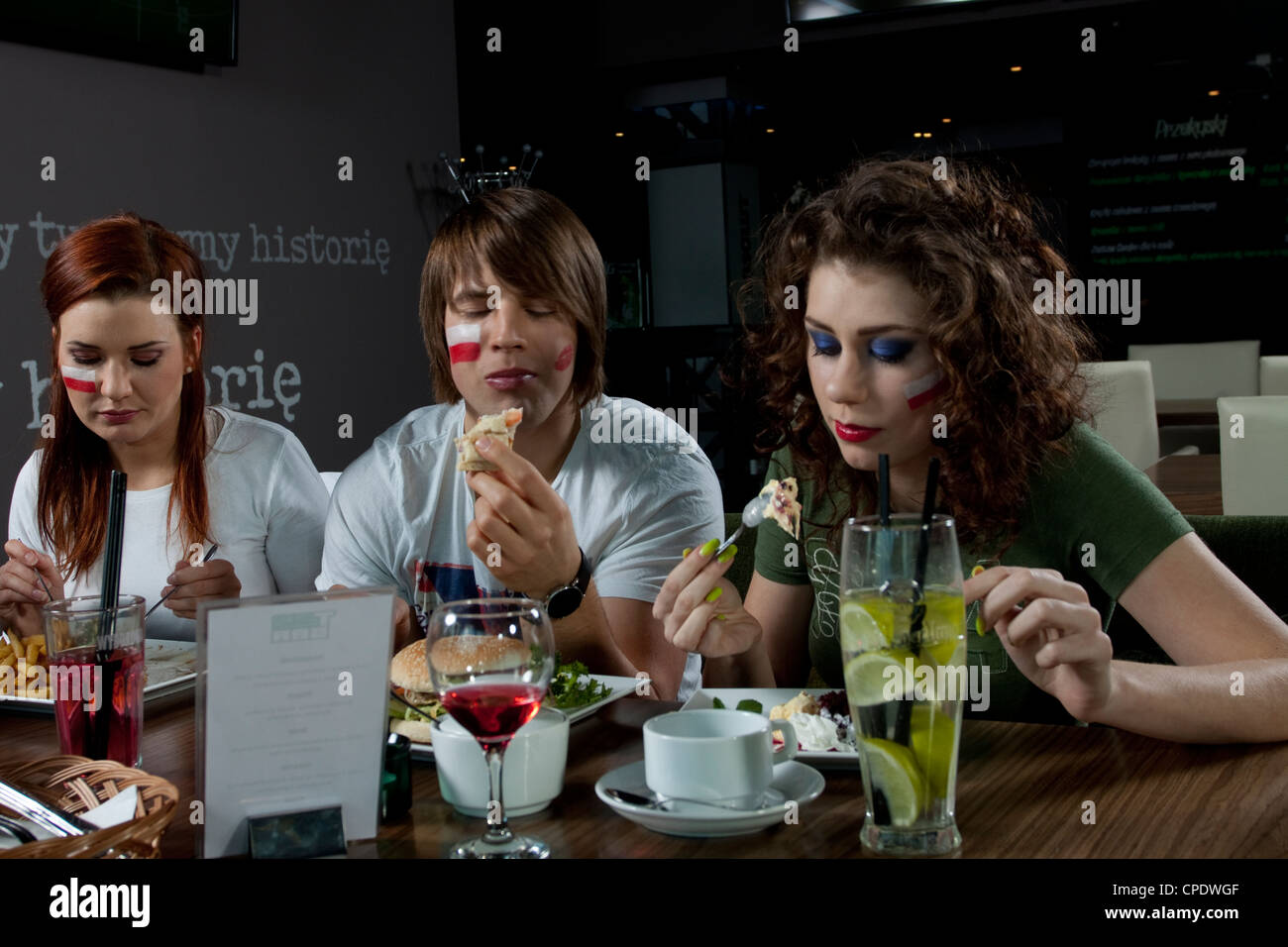 Les fans de football polonais dans un club de sport au cours de l'Euro 2012 Banque D'Images