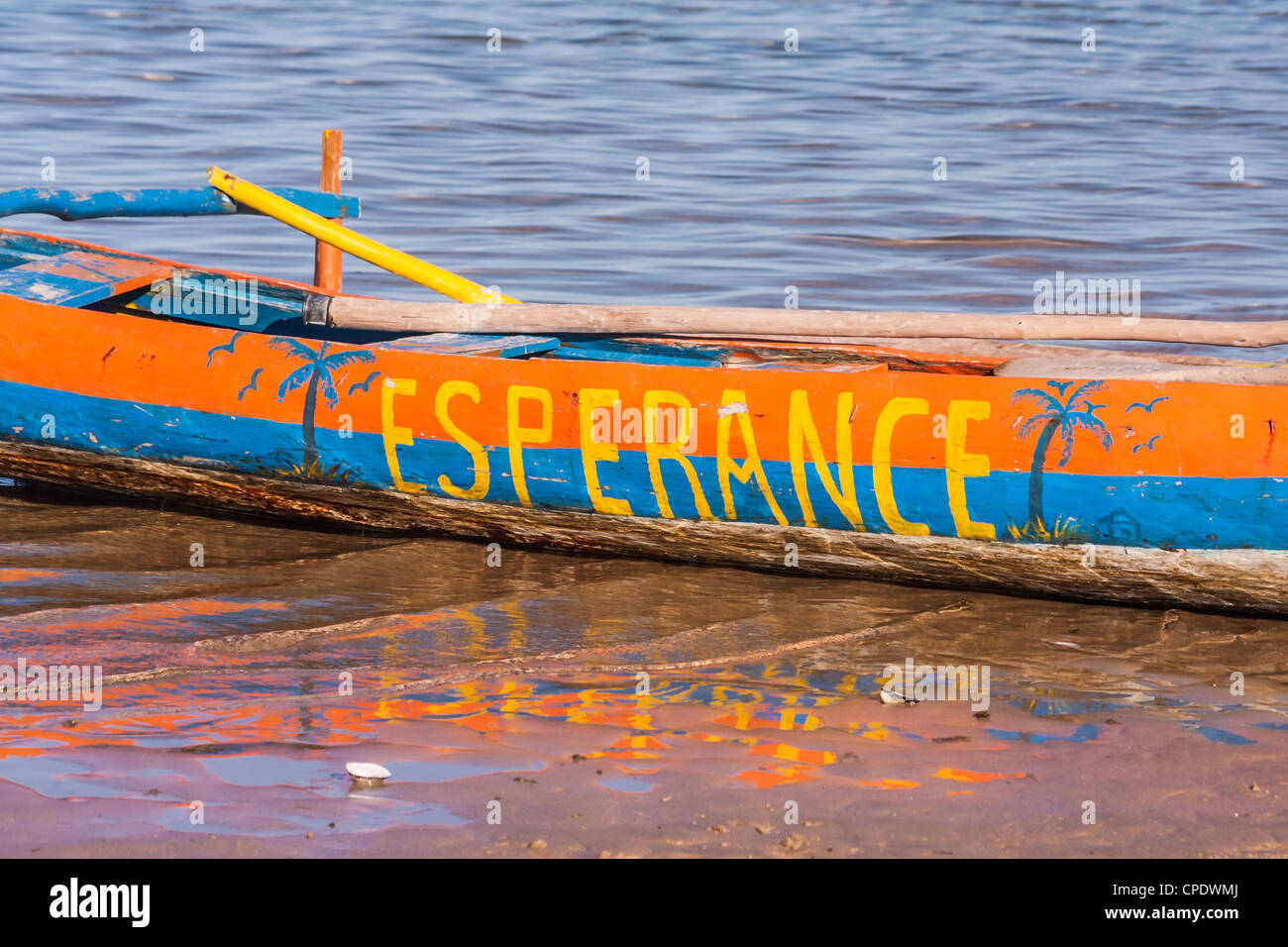 Outrigger canoë sur la plage de Foulpointe, est de Madagascar Banque D'Images