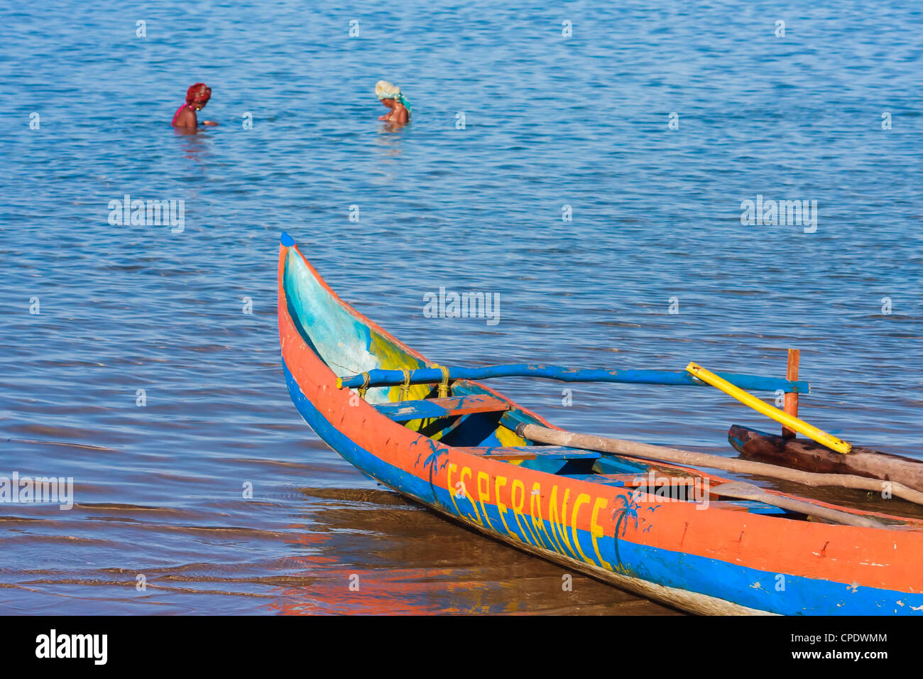 Outrigger canoë sur la plage de Foulpointe, est de Madagascar Banque D'Images