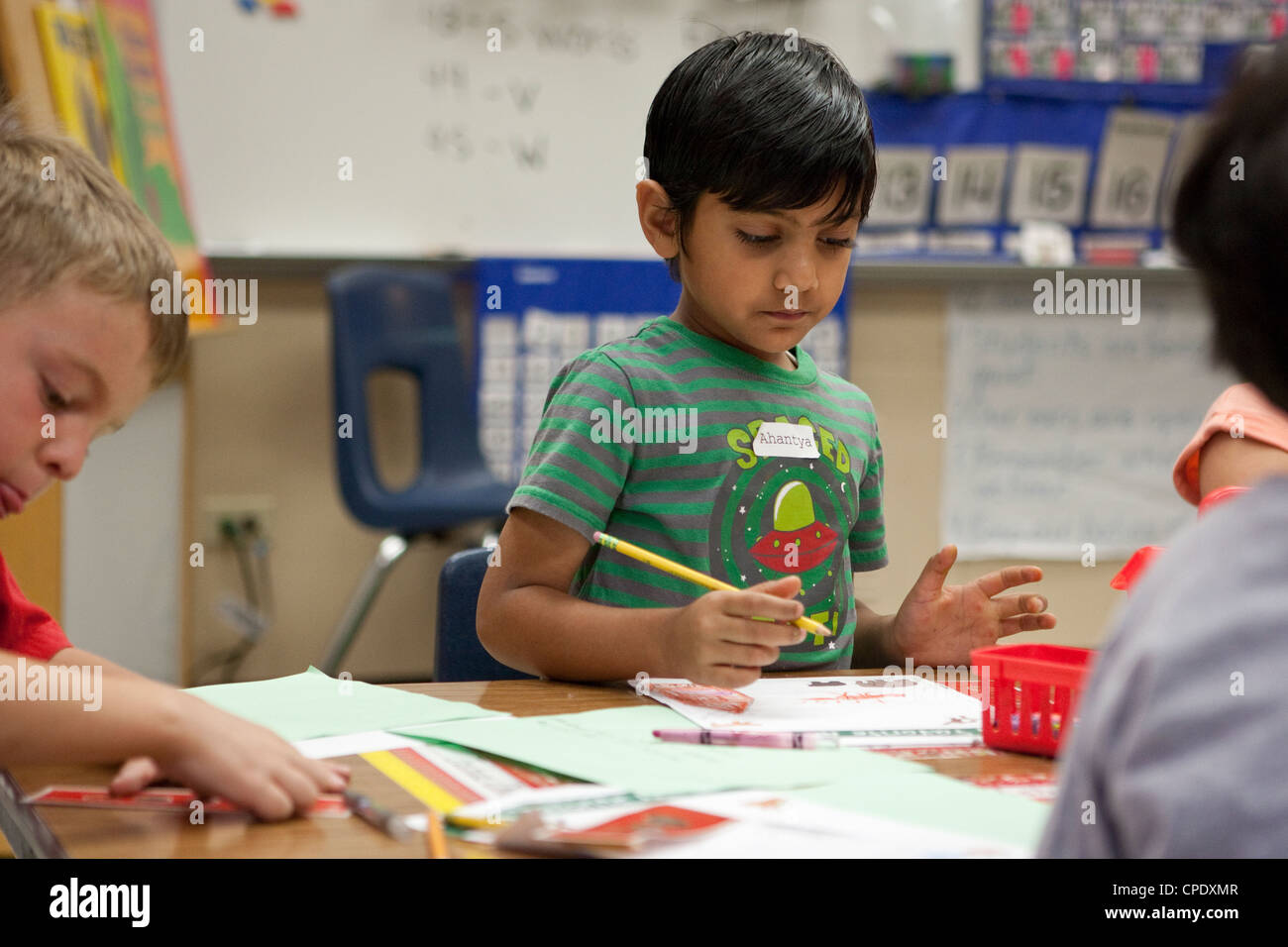 Indian-American 6 ans en classe de maternelle fonctionne comme son bureau dans une école publique d'Austin, au Texas Banque D'Images