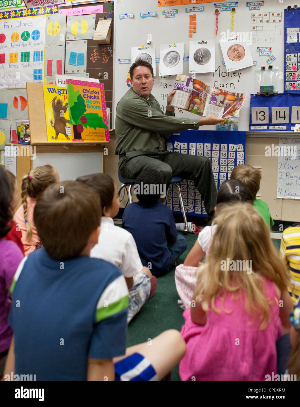 Dans la formation des enseignants de sexe masculin Anglo, utilise des photos de pièces tout en enseignant les élèves de maternelle au sujet de l'argent à une école publique au Texas Banque D'Images