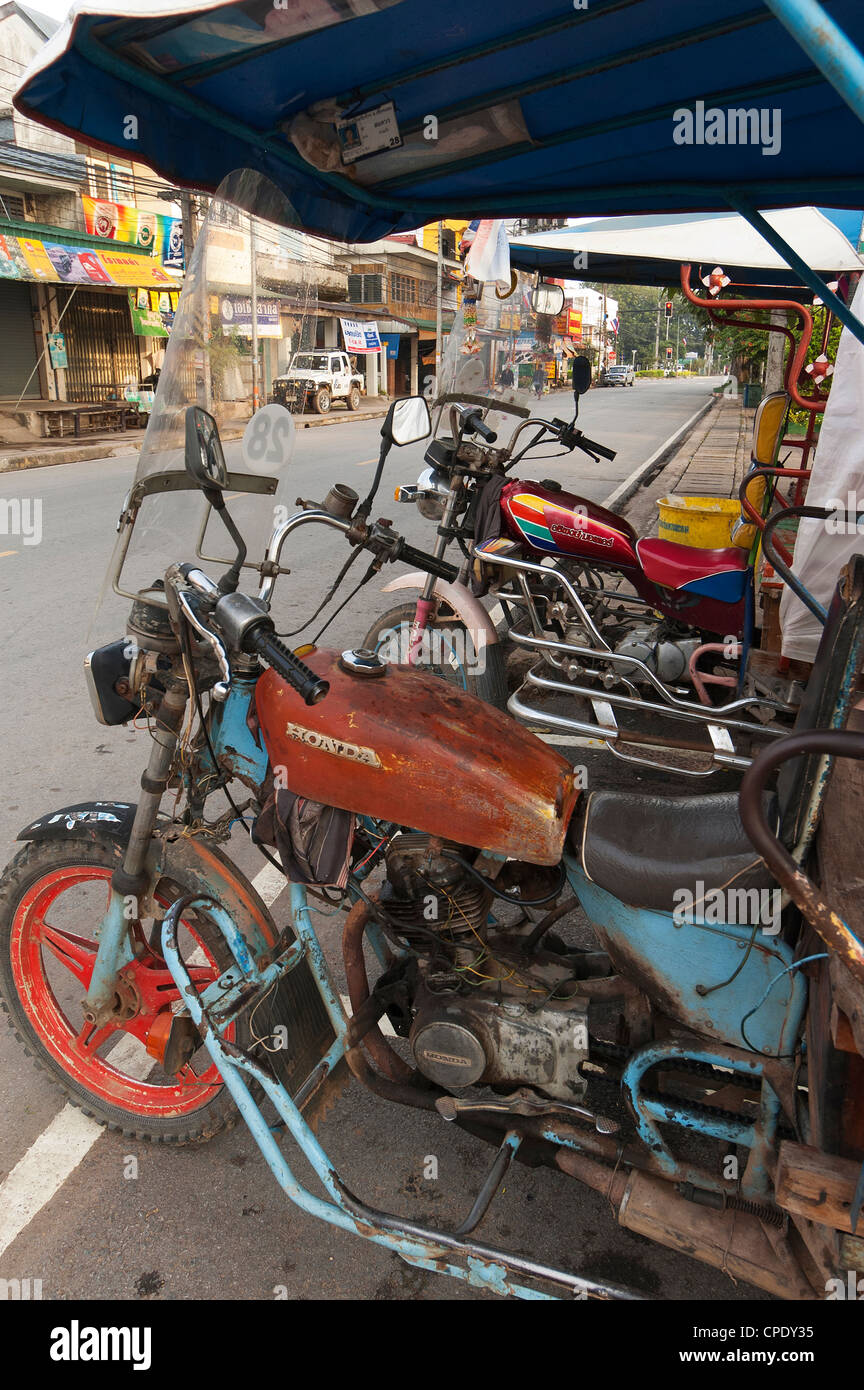 Elk208-5209v Thaïlande, Chiang Saen, scène de rue avec tuktuks Banque D'Images