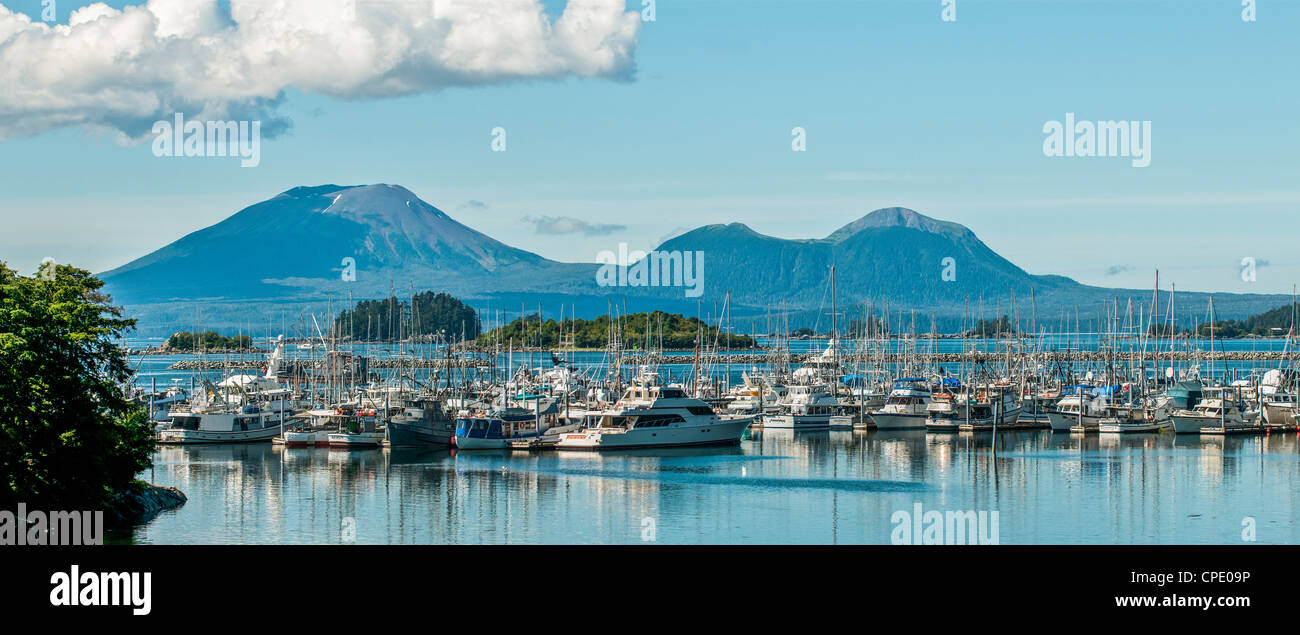 Bateaux au mouillage, Mt. Volcan cuir en arrière-plan, Sitka, Alaska Banque D'Images