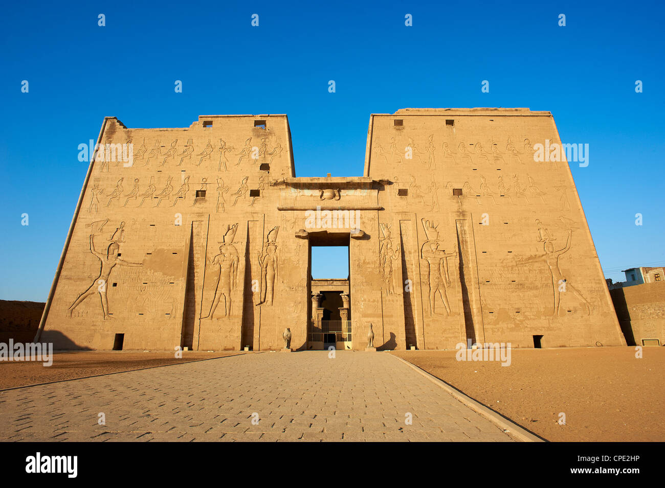 Pylône, Temple d'Horus, Edfou, Egypte, Afrique du Nord, Afrique Banque D'Images