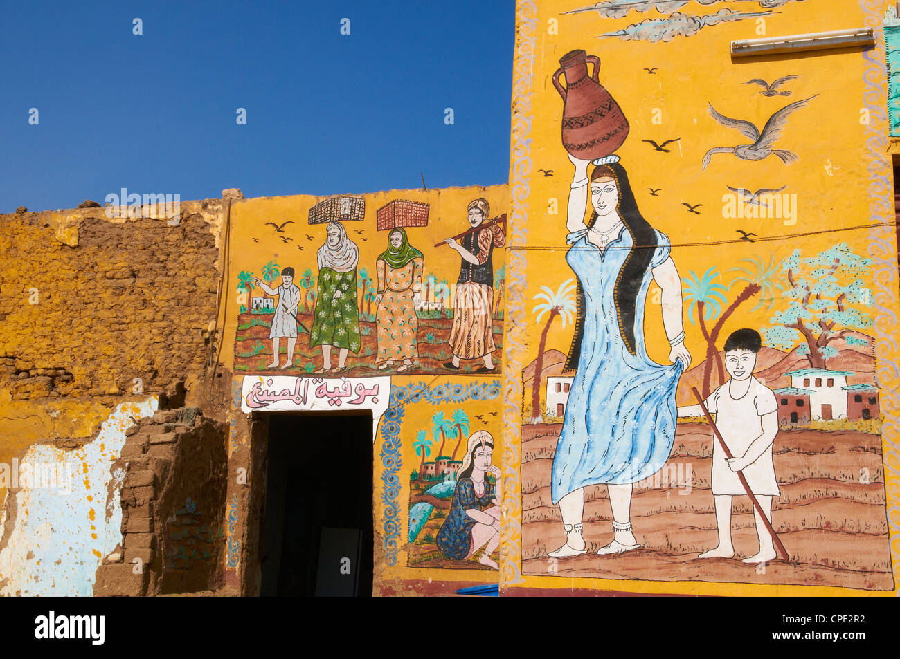 Peintures sur mur maison du village de Gourna El Gedida, rive ouest du Nil, à Thèbes, Egypte, Afrique du Nord, Afrique Banque D'Images