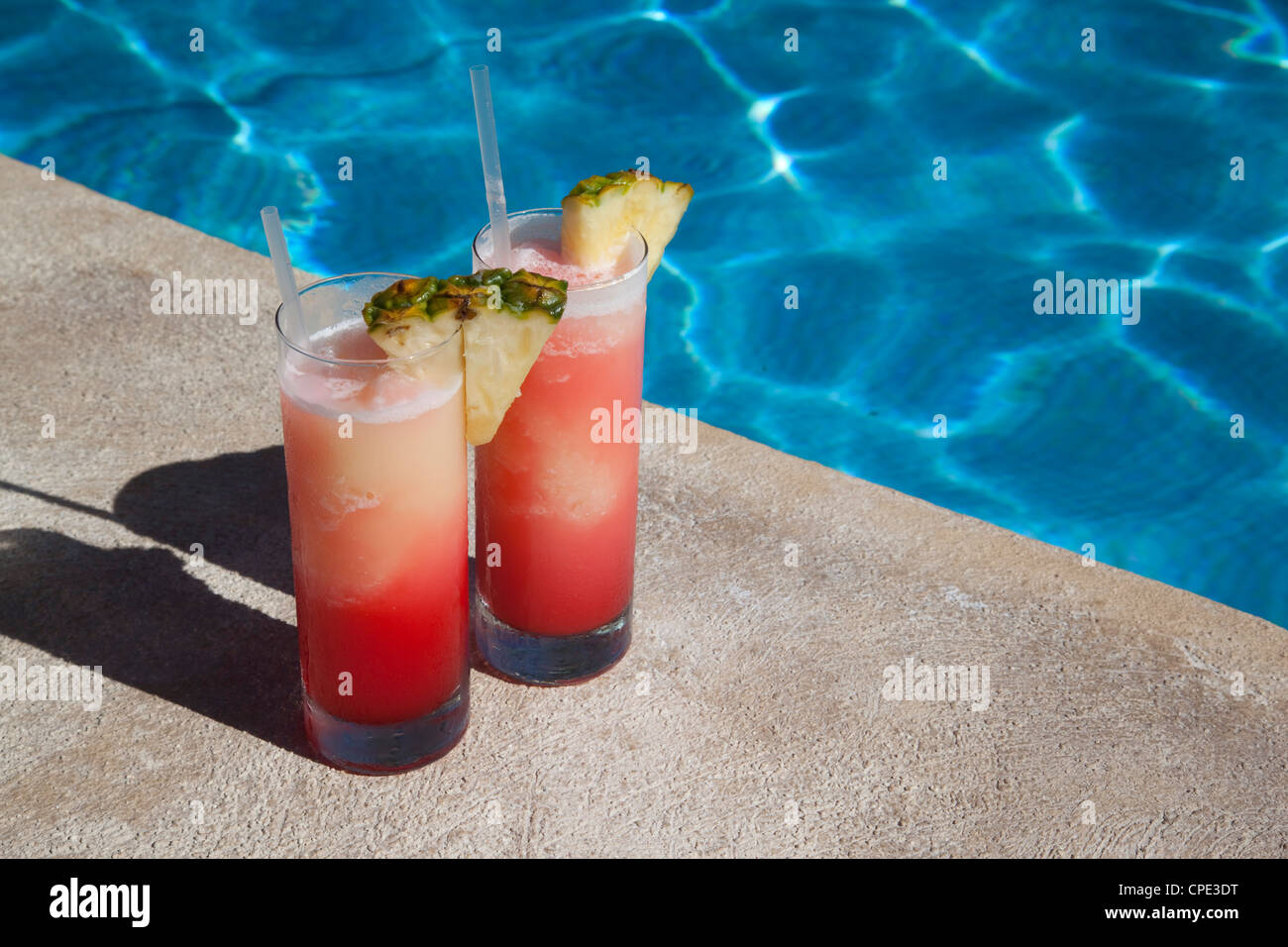 Des cocktails colorés par la piscine, Punta Cana, République dominicaine, Antilles, Caraïbes, Amérique Centrale Banque D'Images