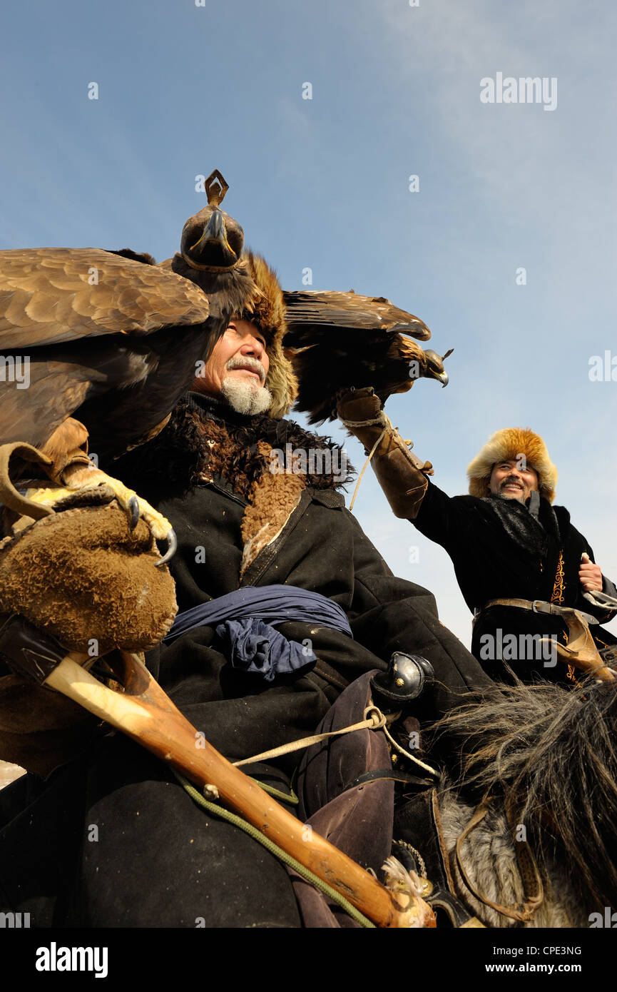 Deux chasseurs kazakhs avec l'aigle royal. Banque D'Images