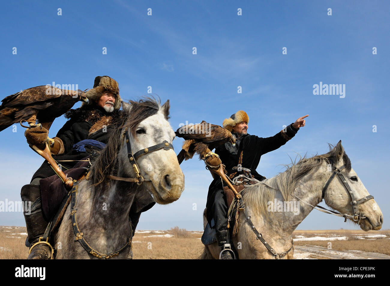 Deux chasseurs kazakhs avec l'aigle royal. Banque D'Images