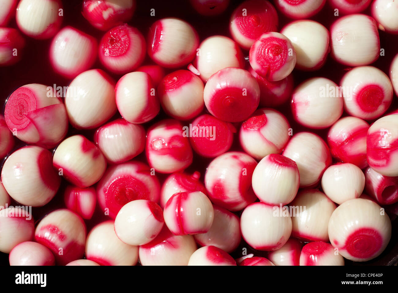 Méditerranée oignons marinés dans du vinaigre rouge tendance Banque D'Images