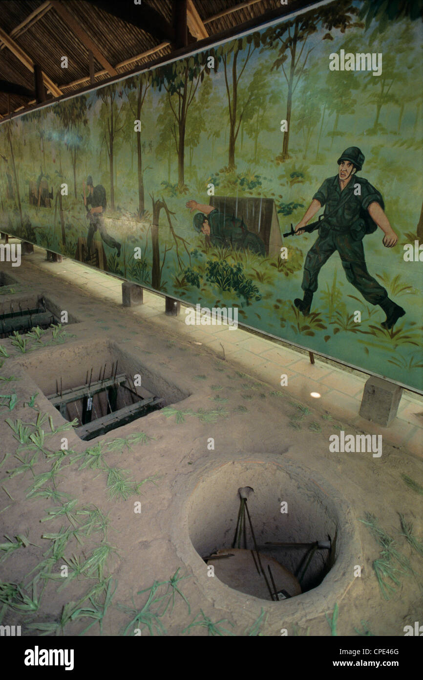 Exemples de pièges utilisés pendant la guerre du Vietnam, les Tunnels de Cu Chi, près de Ho Chi Minh Ville (Saigon), Vietnam, Indochine Banque D'Images