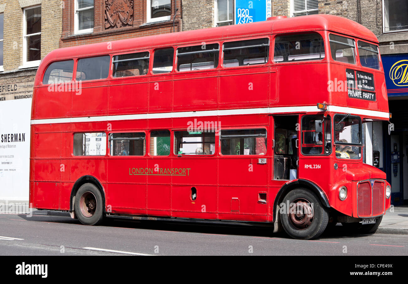 La moitié cab double decker bus, Londres, Angleterre, Royaume-Uni. Banque D'Images