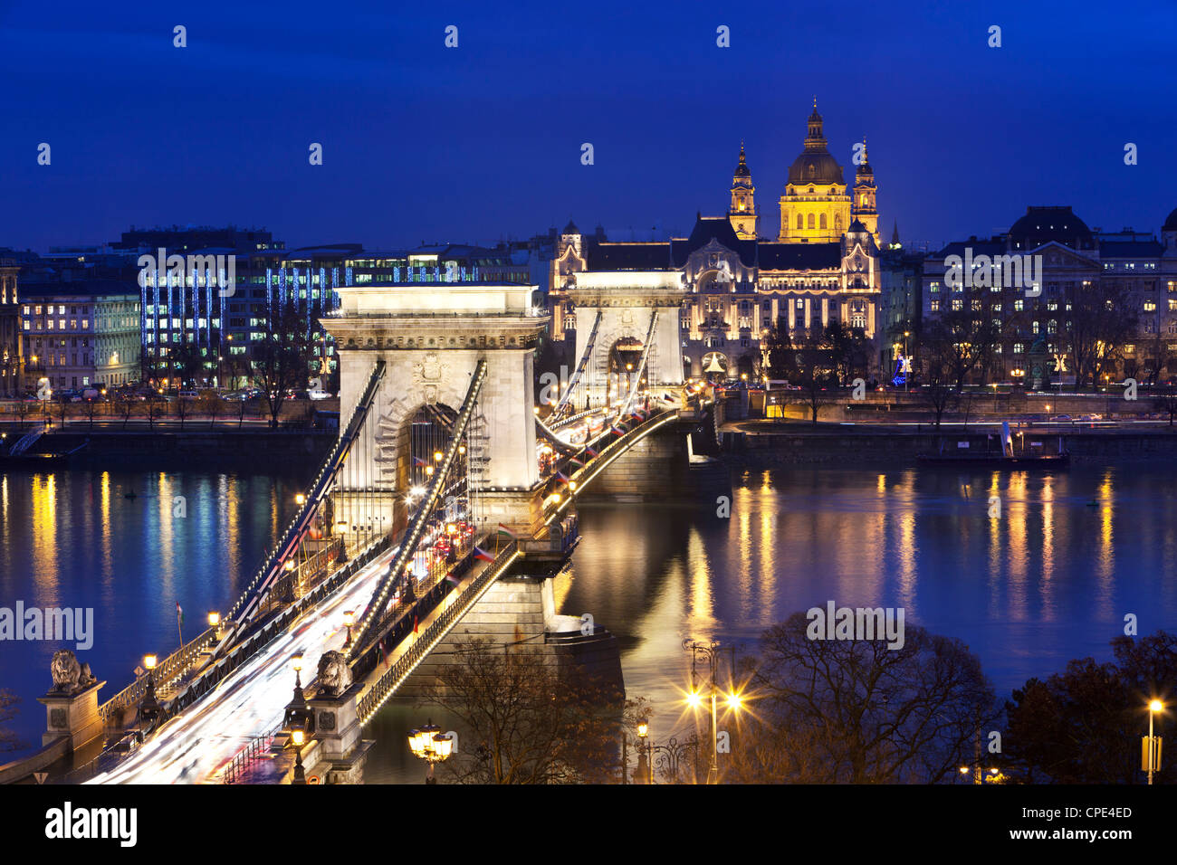 Pont des chaînes et de la basilique Saint-Étienne à la brunante, UNESCO World Heritage Site, Budapest, Hongrie, Europe Banque D'Images