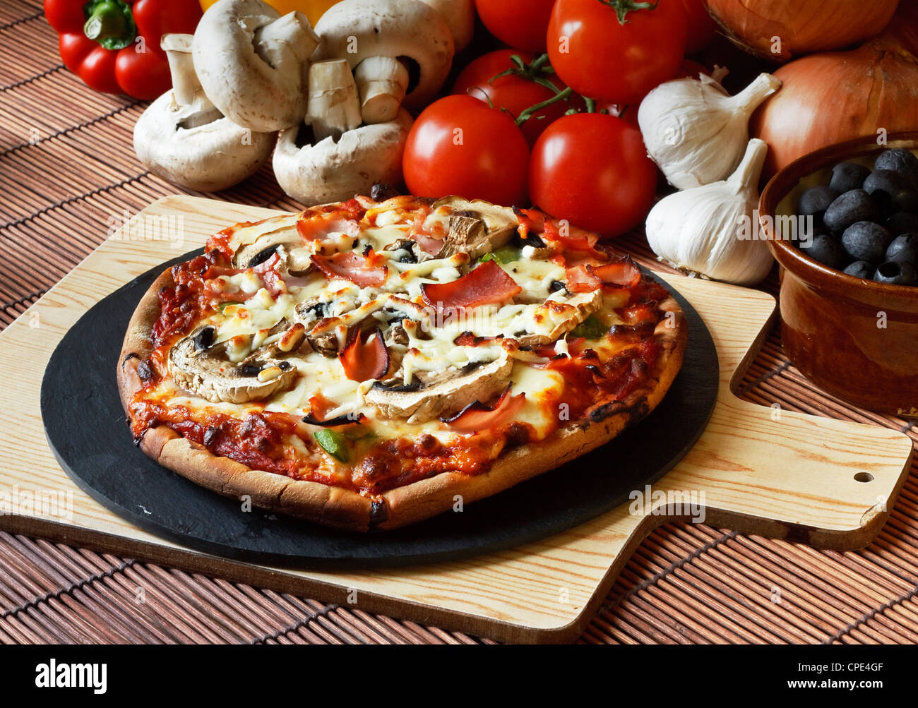 Funghi pizza aux champignons et jambon ou Banque D'Images