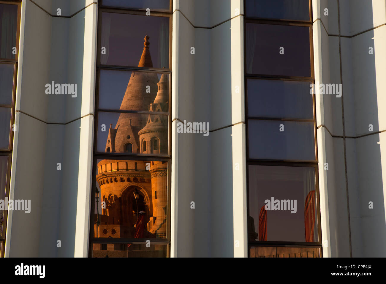 Bastion des Pêcheurs (Halaszbastya) reflétée dans les fenêtres de l'hôtel Hilton, Buda, Budapest, Hongrie, Europe Banque D'Images
