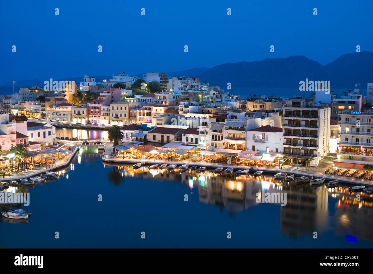 Vue sur port et restaurants au crépuscule, Ayios Nikolaos, λασίθι, Crète, îles grecques, Grèce, Europe Banque D'Images