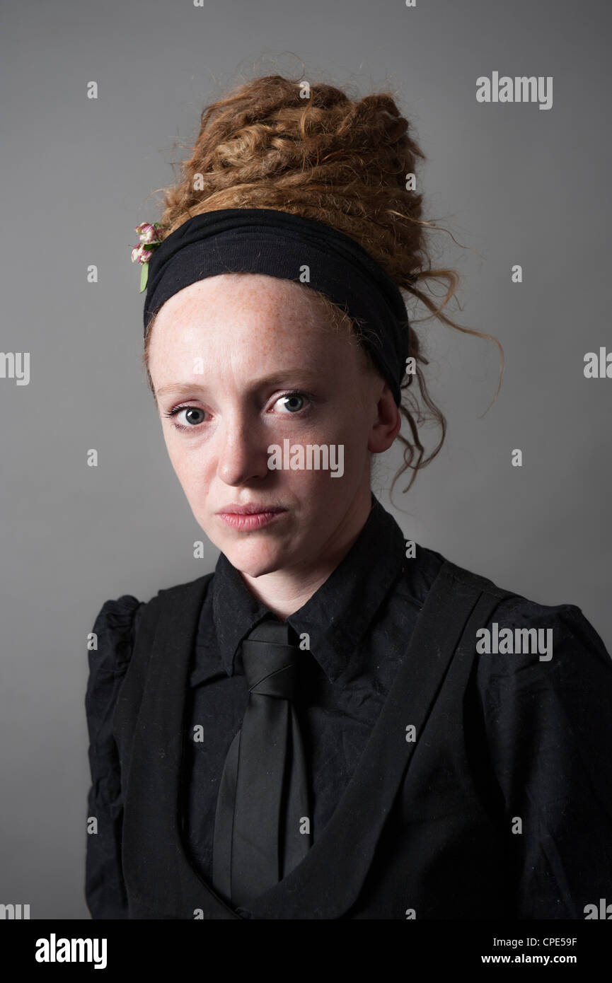 Une "alternative" jeune femme avec des cheveux attachés en une dreadlocked  bun sur sa tête, UK Photo Stock - Alamy