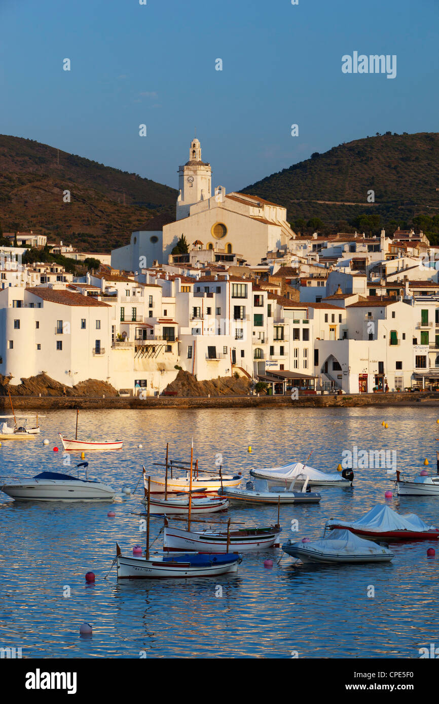 Port et la ville, Cadaques, Costa Brava, Catalogne, Espagne, Europe, Méditerranée Banque D'Images