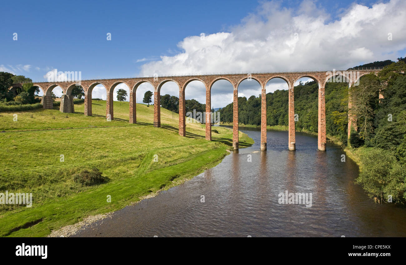 La dix-neuvième siècle Leaderfoot viaduc sur la rivière Tweed dans les Scottish Borders, en Écosse, Royaume-Uni, Europe Banque D'Images