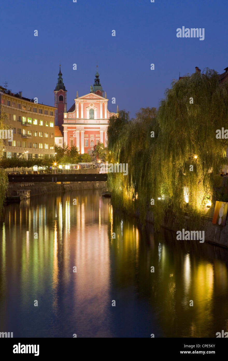 L'église de l'annonciation sur la rivière Ljubljanica au crépuscule, Ljubljana, Slovénie, Europe Banque D'Images