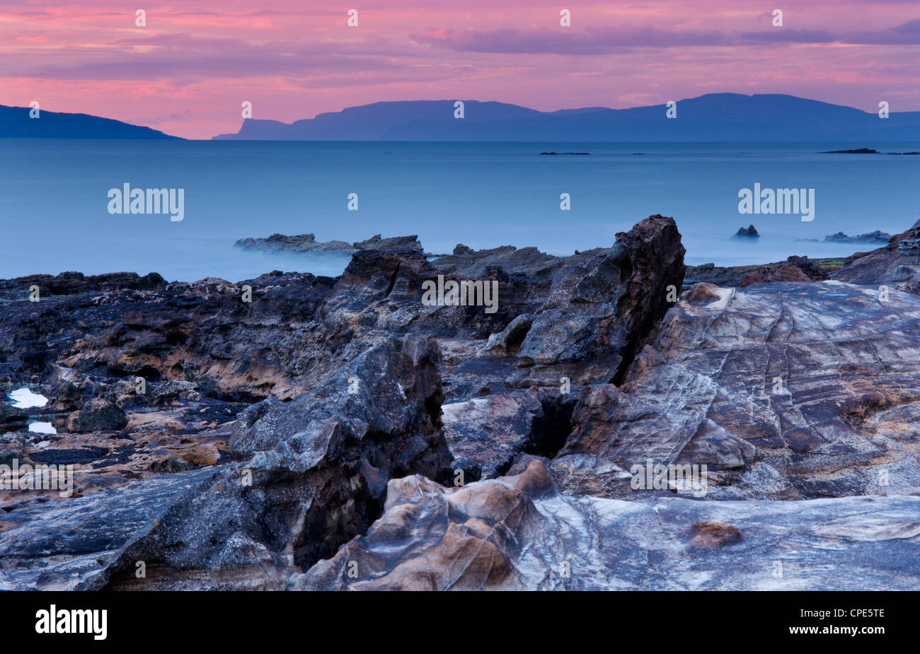 Coucher de soleil sur Skye à partir de l'île de Eigg, Hébrides intérieures, Ecosse, Royaume-Uni, Europe Banque D'Images
