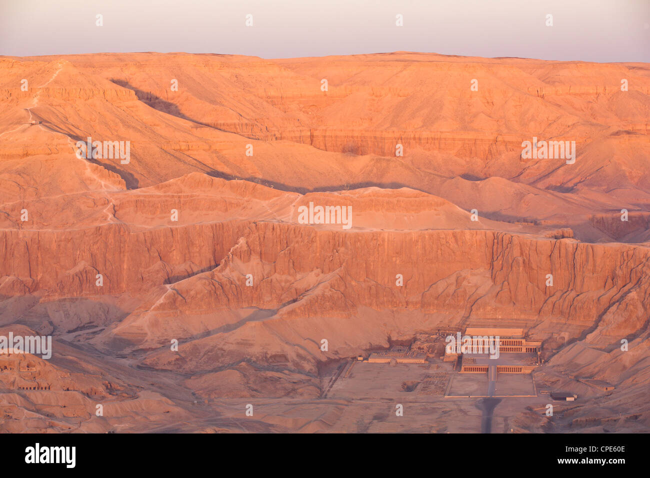 Vue aérienne de ballon à air d'Hatchepsout temple funéraire au lever du soleil, à Deir el-Bahri, Thèbes, Egypte, Afrique du Sud Banque D'Images