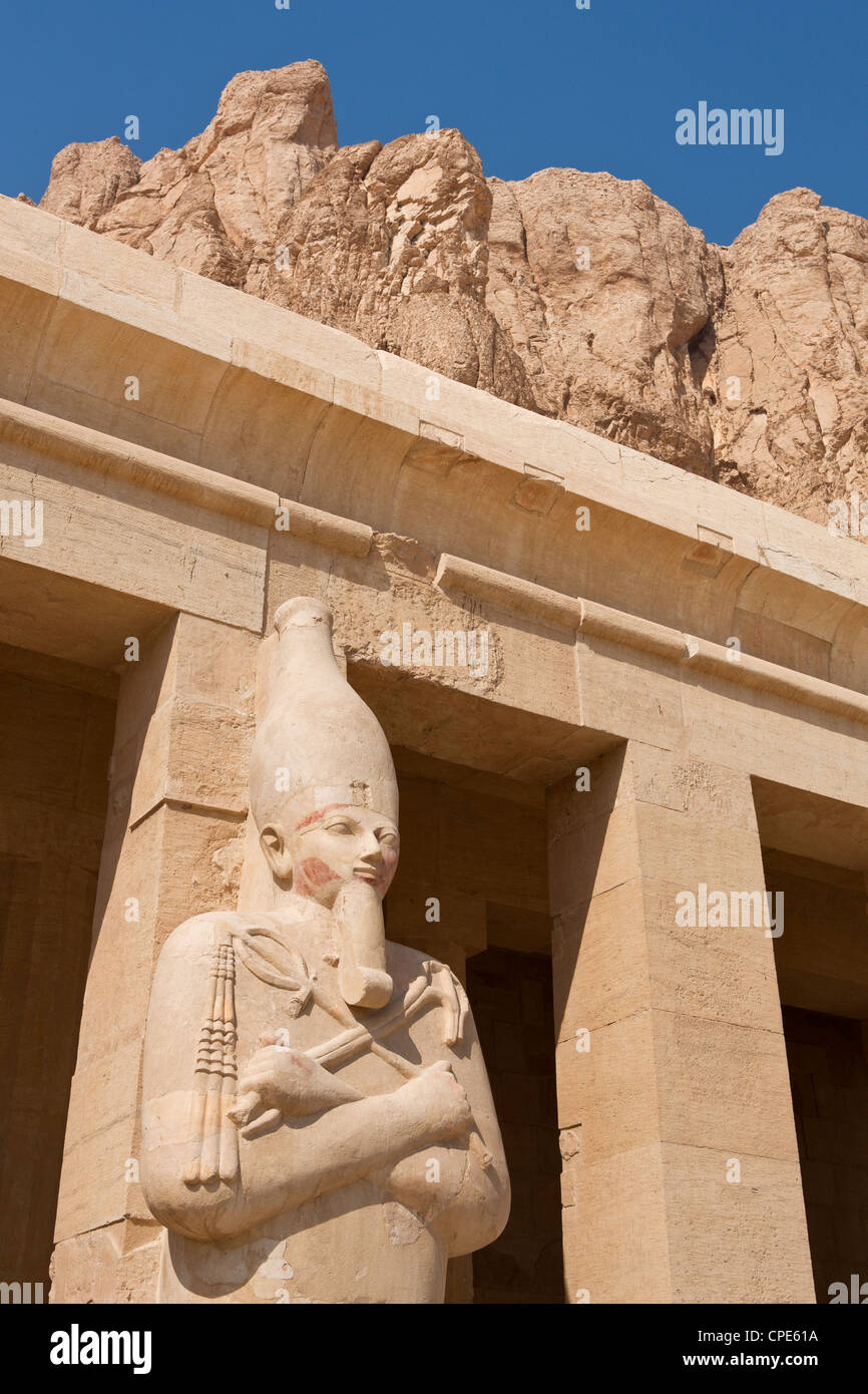Statue osirienne de la reine Hatshepsout sur la partie supérieure du portique son temple funéraire, à Deir el-Bahri, Thèbes, Egypte, Afrique du Sud Banque D'Images