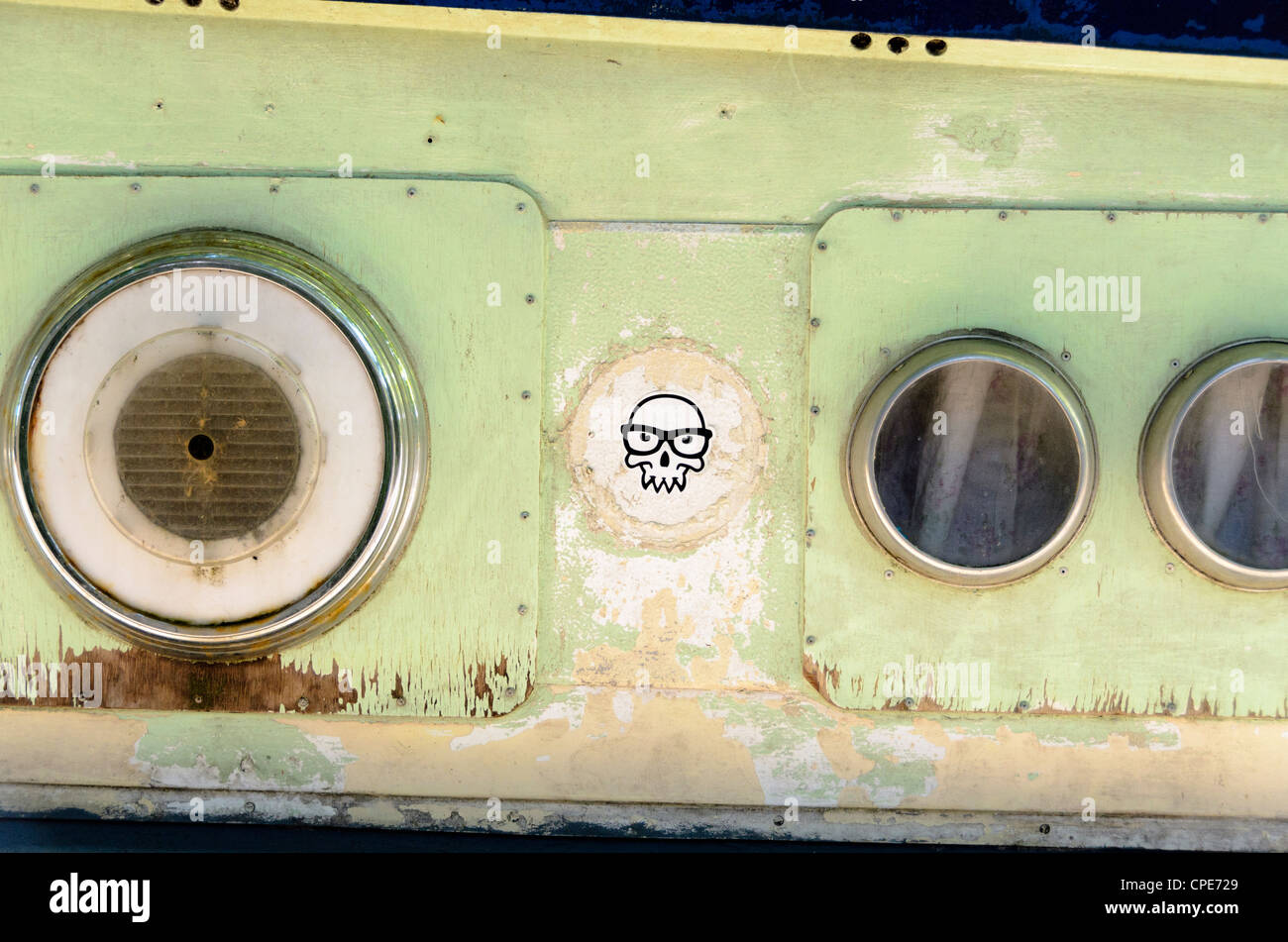 Bateau circulaire windows dans Regent's Canal - Bethnal Green, Londres - Angleterre Banque D'Images