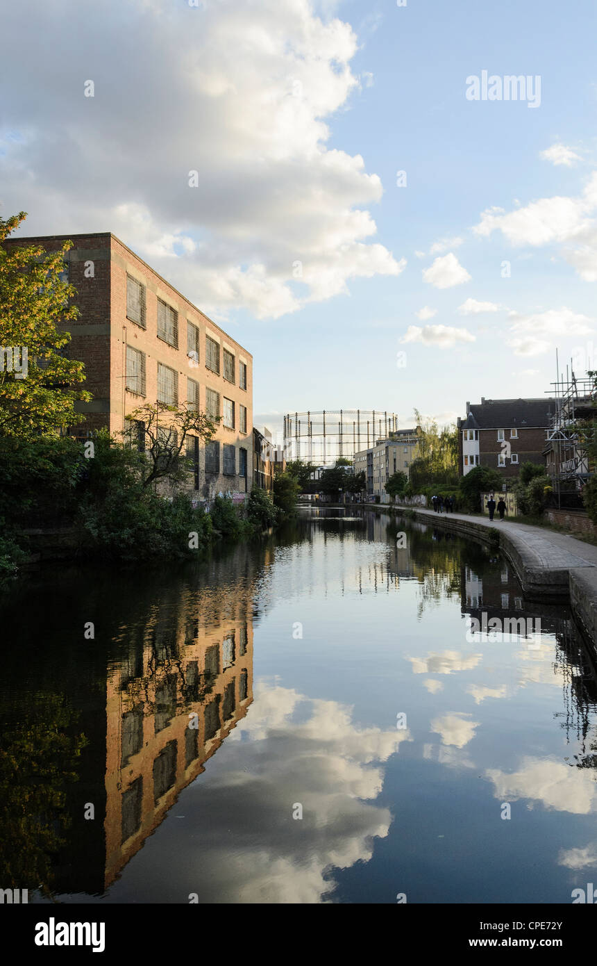 Reflet d'un immeuble sur Regent's Canal - Bethnal Green, Londres - Angleterre Banque D'Images