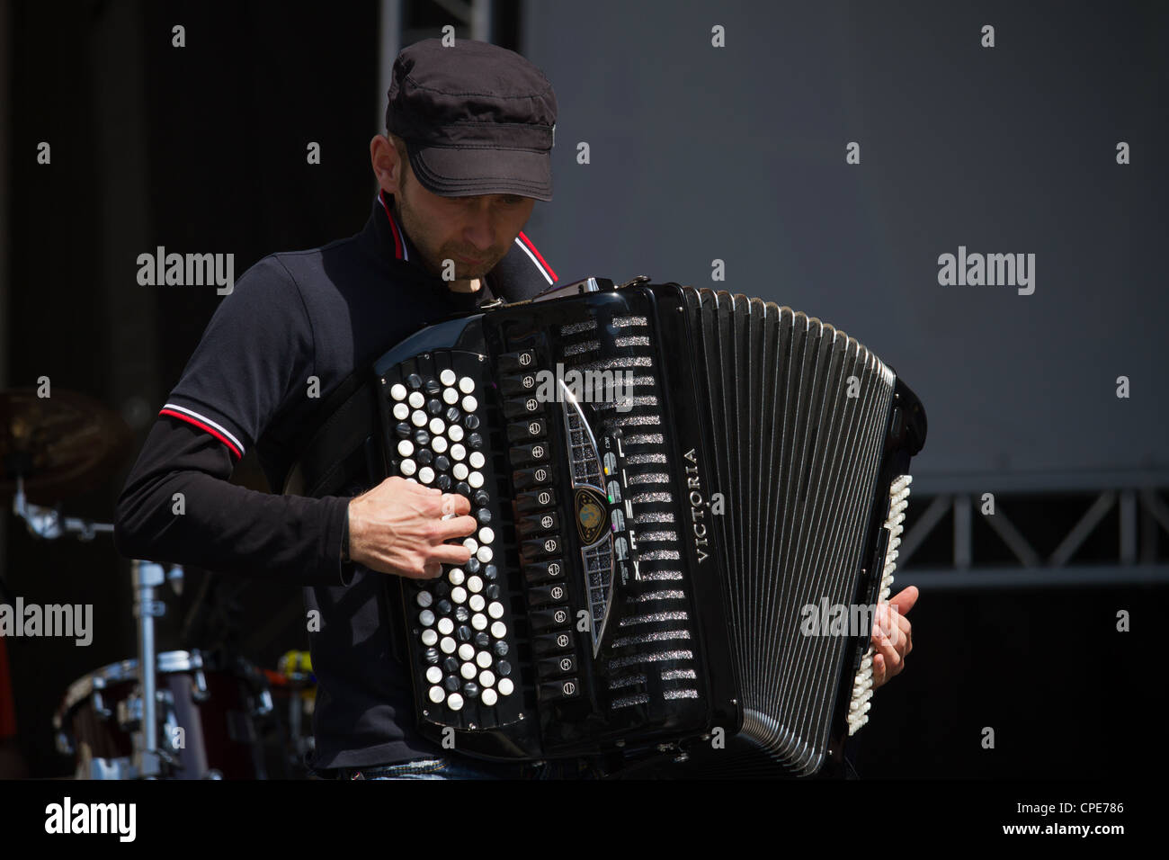 Joueur d'accordéon sur une scène. Banque D'Images