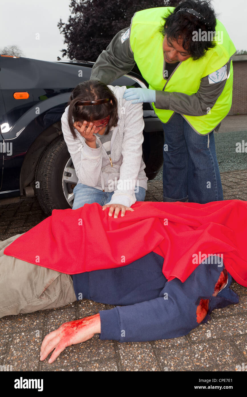 Femme blessée et corps mort après un accident de voiture Banque D'Images