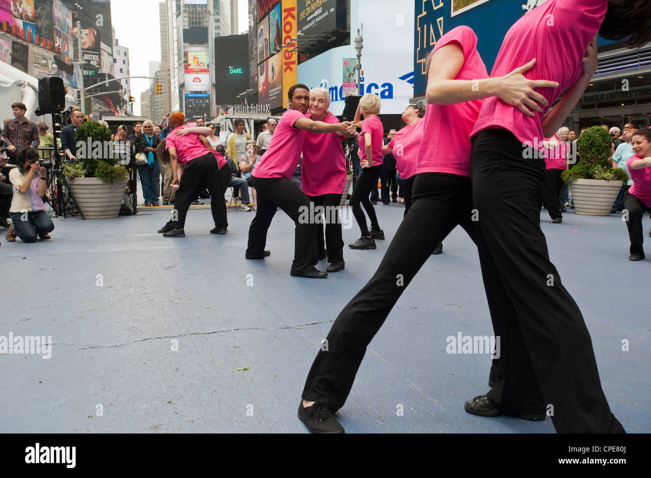 Les personnes âgées d'effectuer avec des danseurs dans Times Square à New York Banque D'Images
