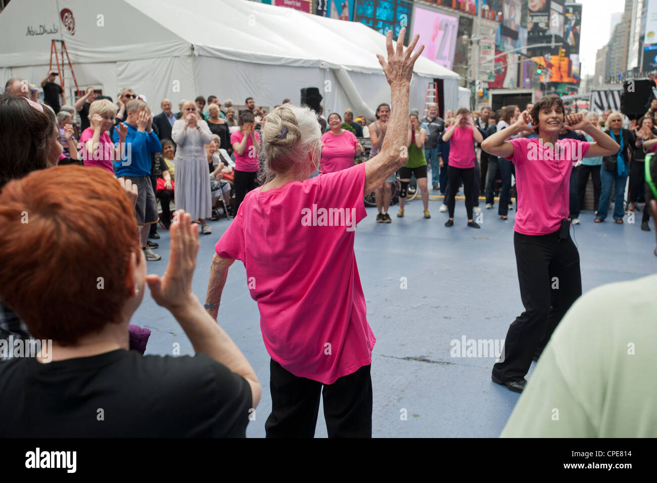 Les personnes âgées d'effectuer avec des danseurs dans Times Square à New York Banque D'Images