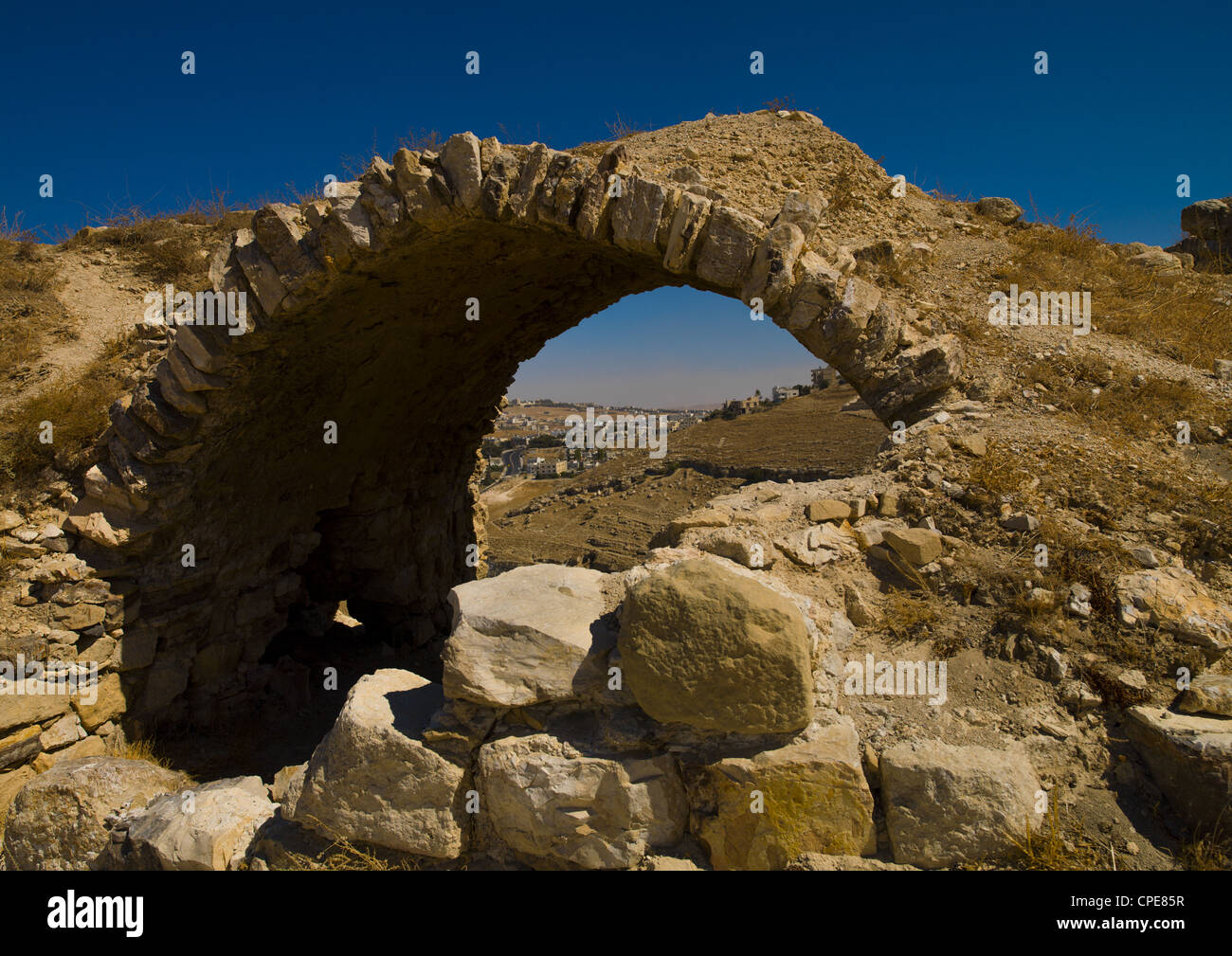 Vue sur la ville sous une arche à Karak Karak, Jordanie, Château Banque D'Images