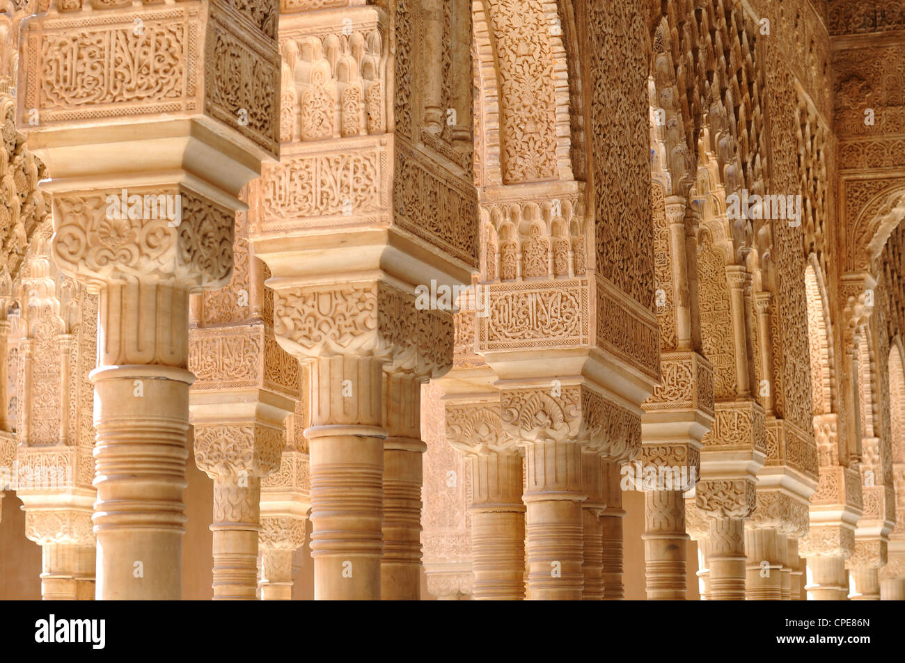 Colonnes décorées, Cour des Lions, à l'Alhambra de Granada, Province de Grenade, Andalousie, Espagne, Europe Banque D'Images