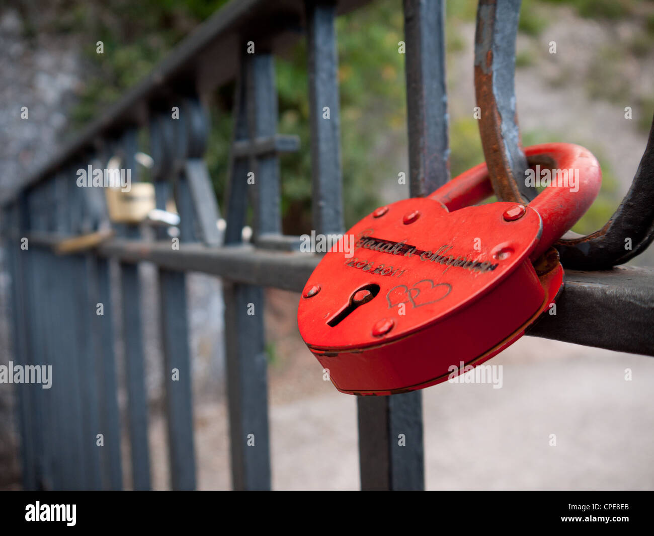 Cadenas en forme de coeur amant sur metal gate à Montserrat Banque D'Images