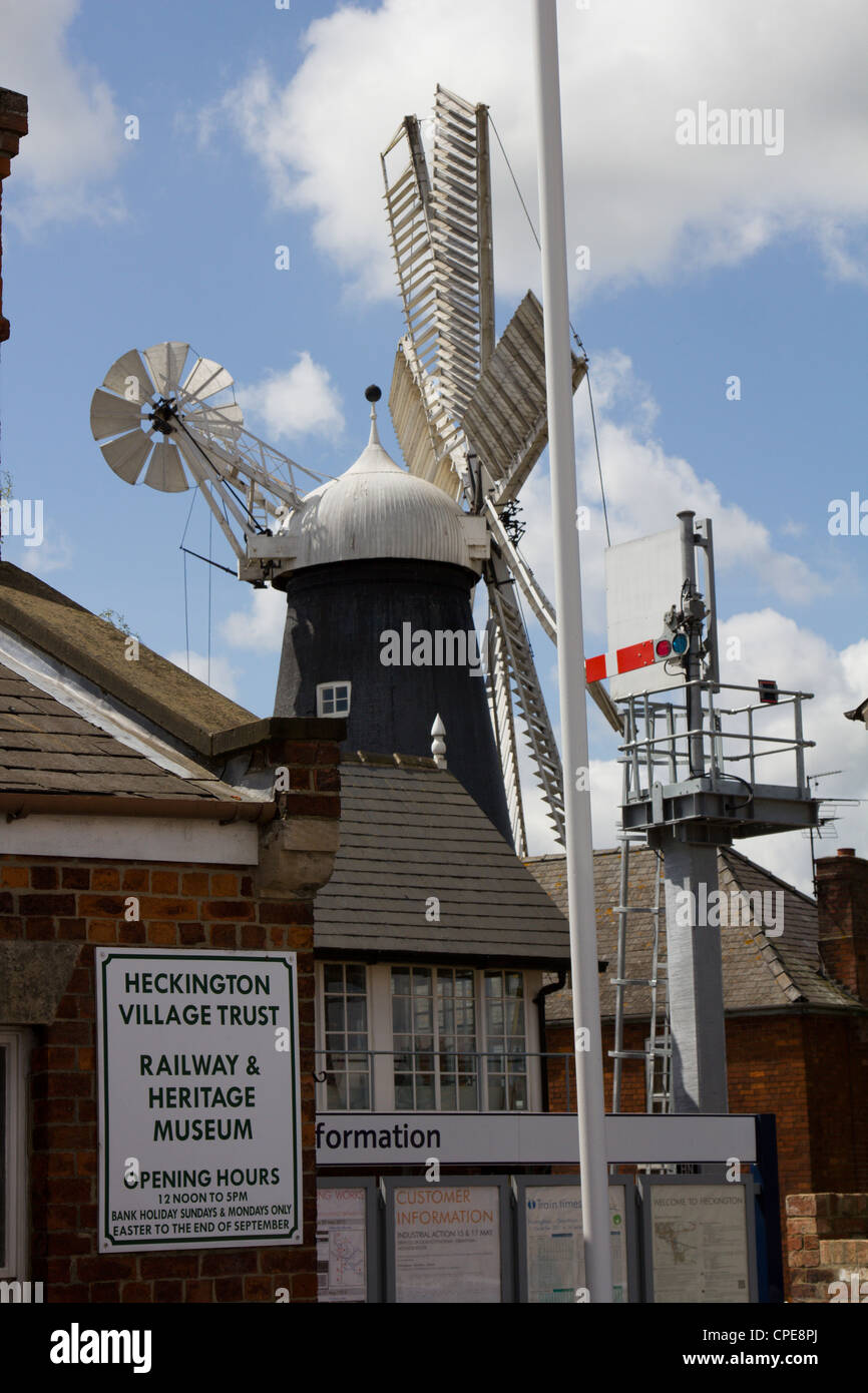 Heckington moulin par station du chemin de fer de l'Angleterre Lincolnshire uk Banque D'Images